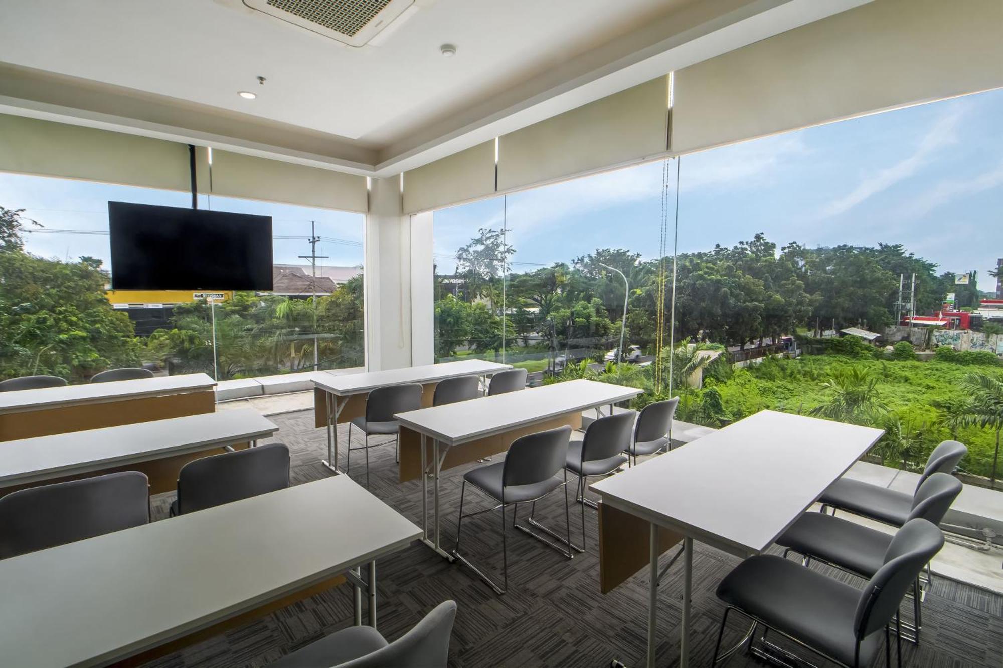 Hotel Cleo Jemursari 2*